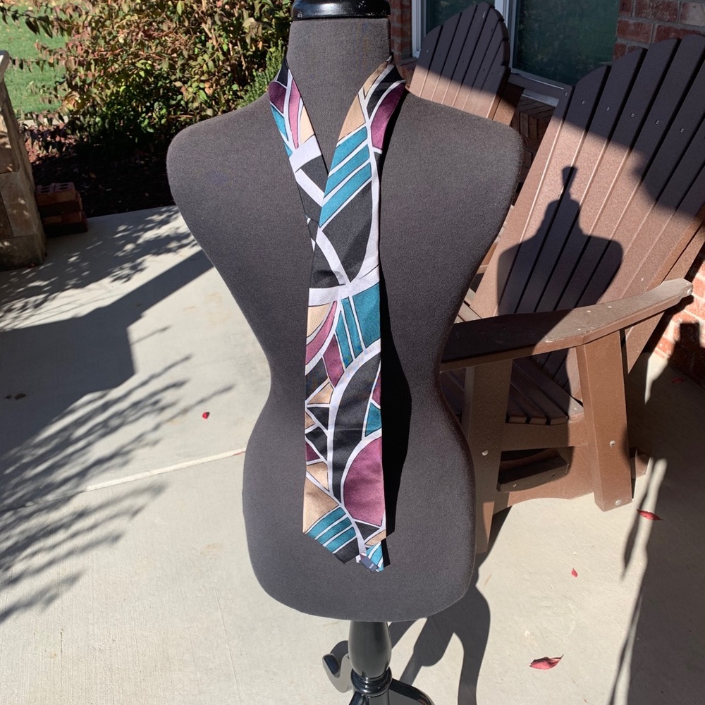 Men’s 100% silk tie like new. Mosaic print green